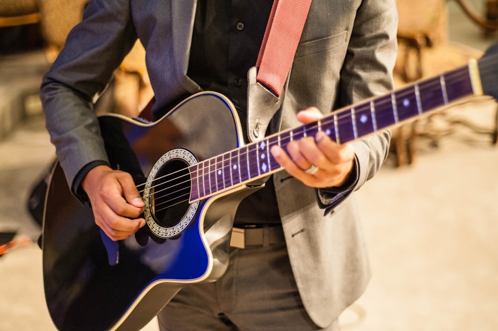 uomo che suona la chitarra \