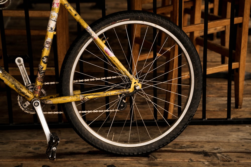 bicicleta de montanha amarela
