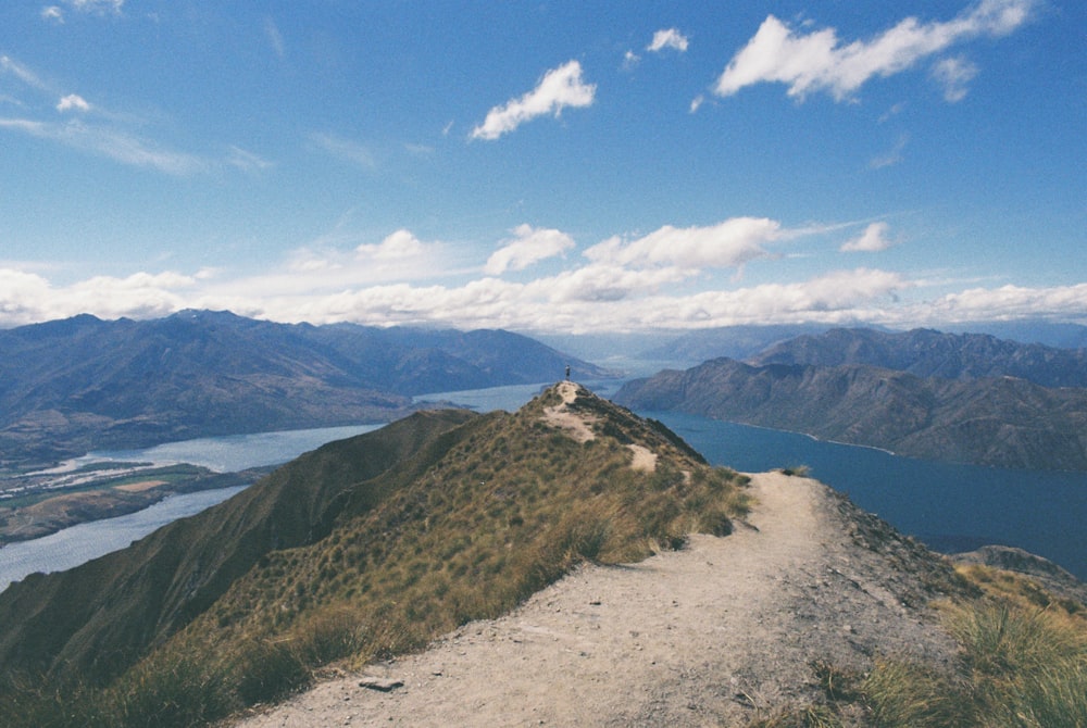 水域近くの山の写真撮影