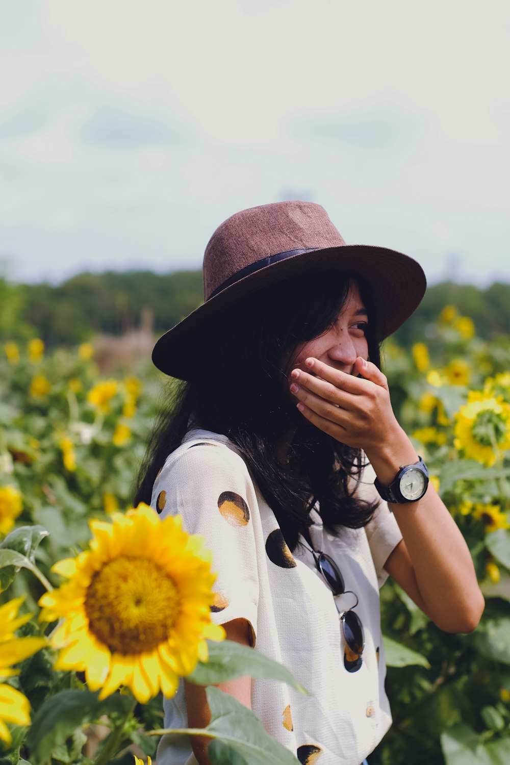 fotografia a fuoco selettiva di donna tra girasoli