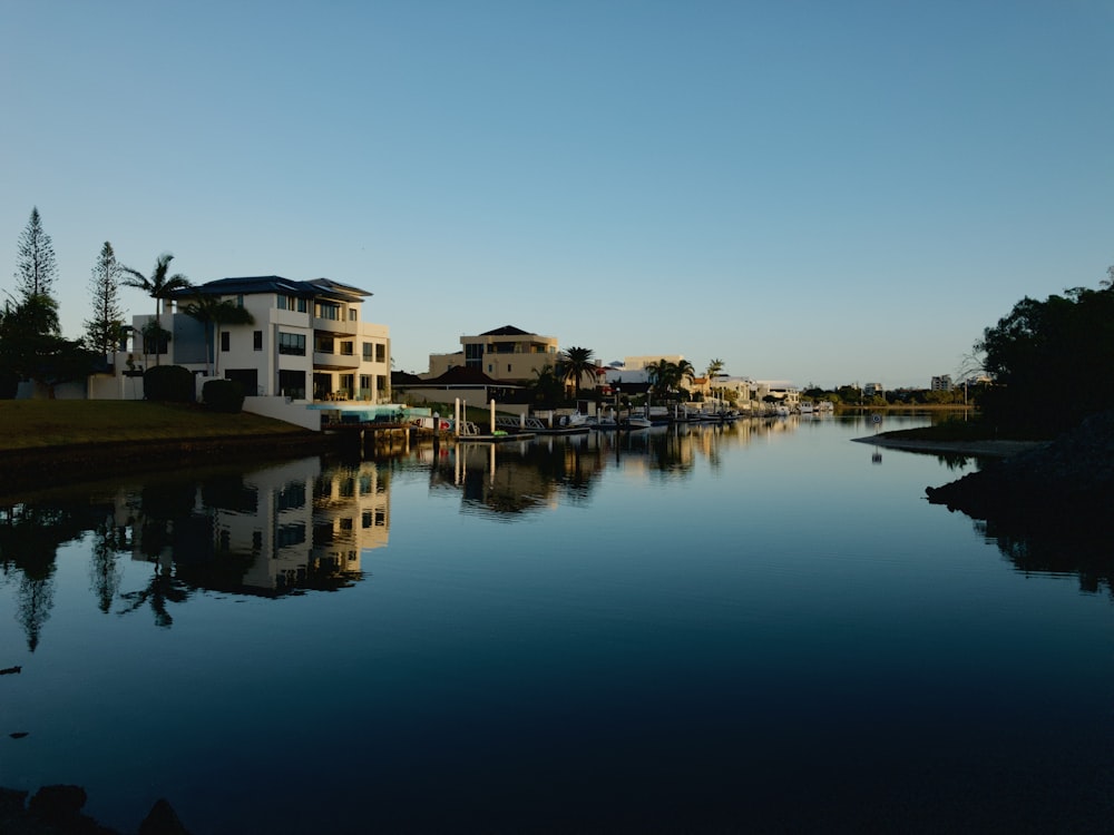 Panoramafotografie eines weißen Betonhauses neben einem Gewässer