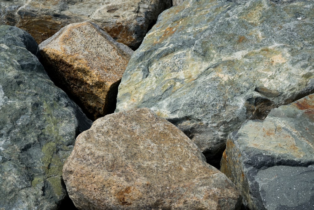 un mucchio di rocce che sono sedute a terra
