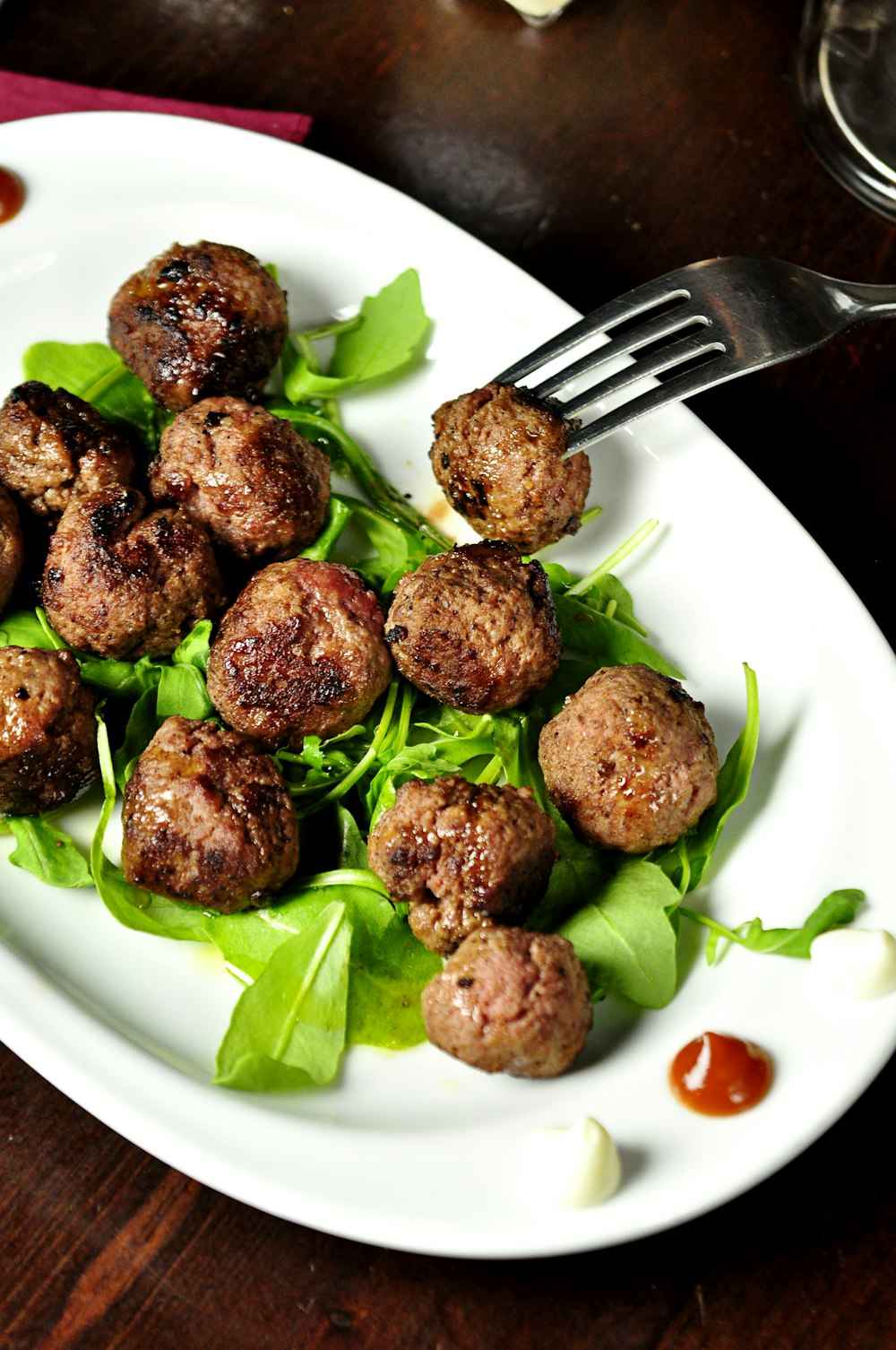 Polpette di carne su piatto ovale bianco