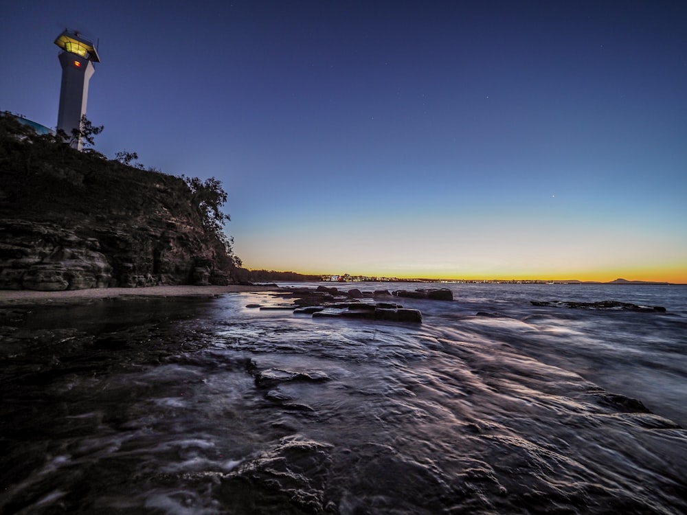 Phare à côté d’un plan d’eau