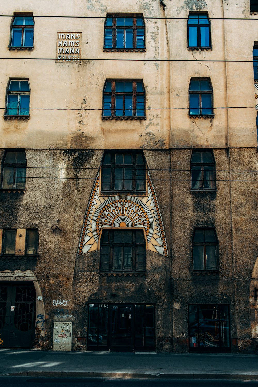 edificio in cemento marrone