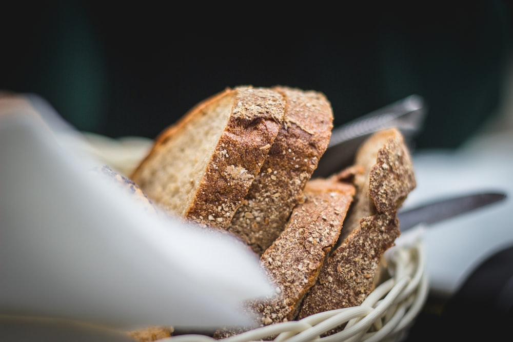 바구니에 있는 빵의 근접 촬영 사진