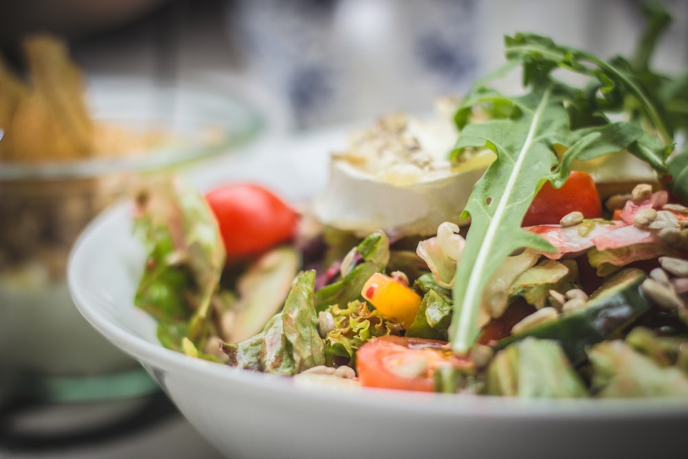 fotografia de foco seletivo de salada de legumes