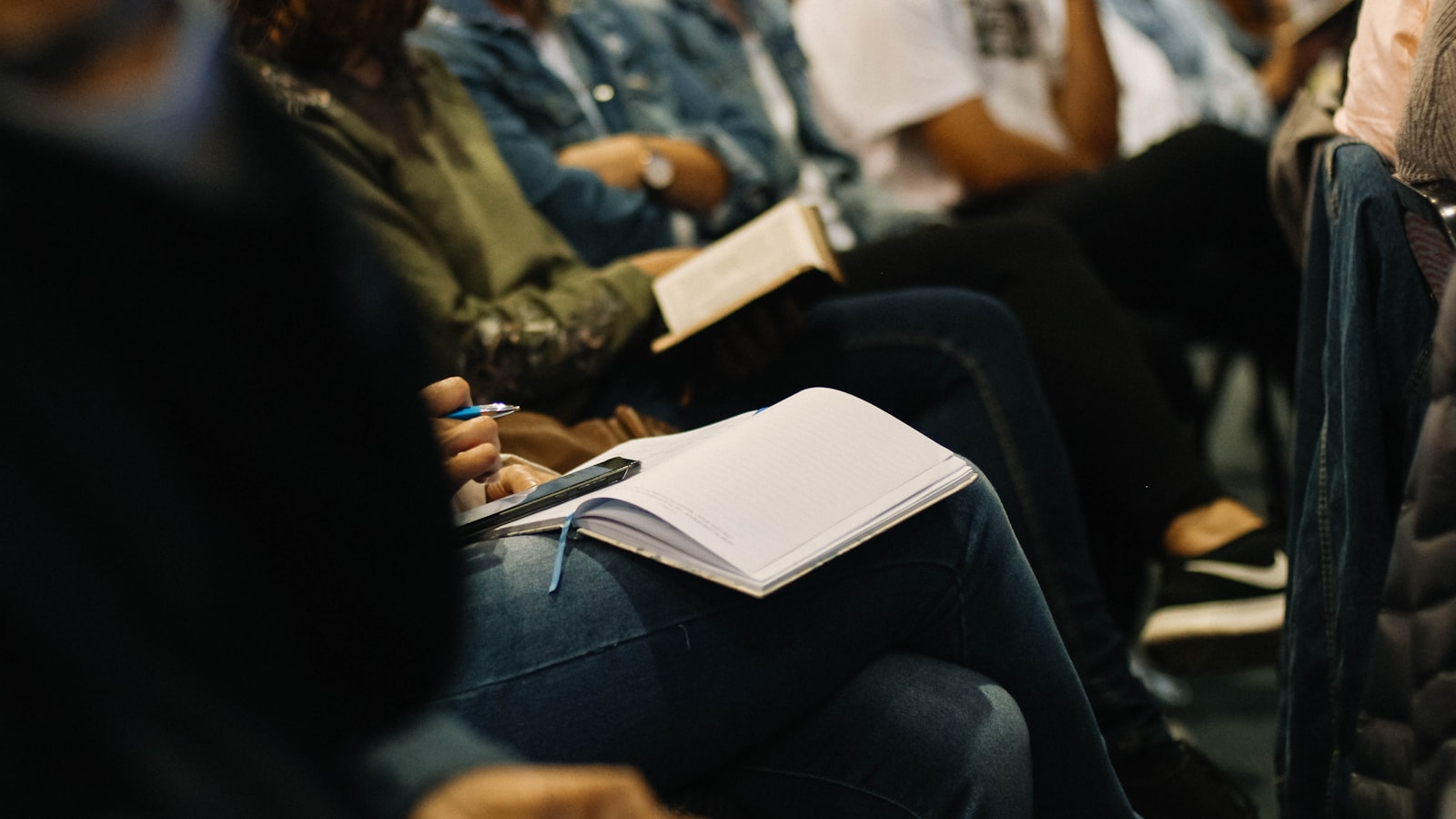 Grupo pequeño de estudio bíblico (foto de ejemplo)
