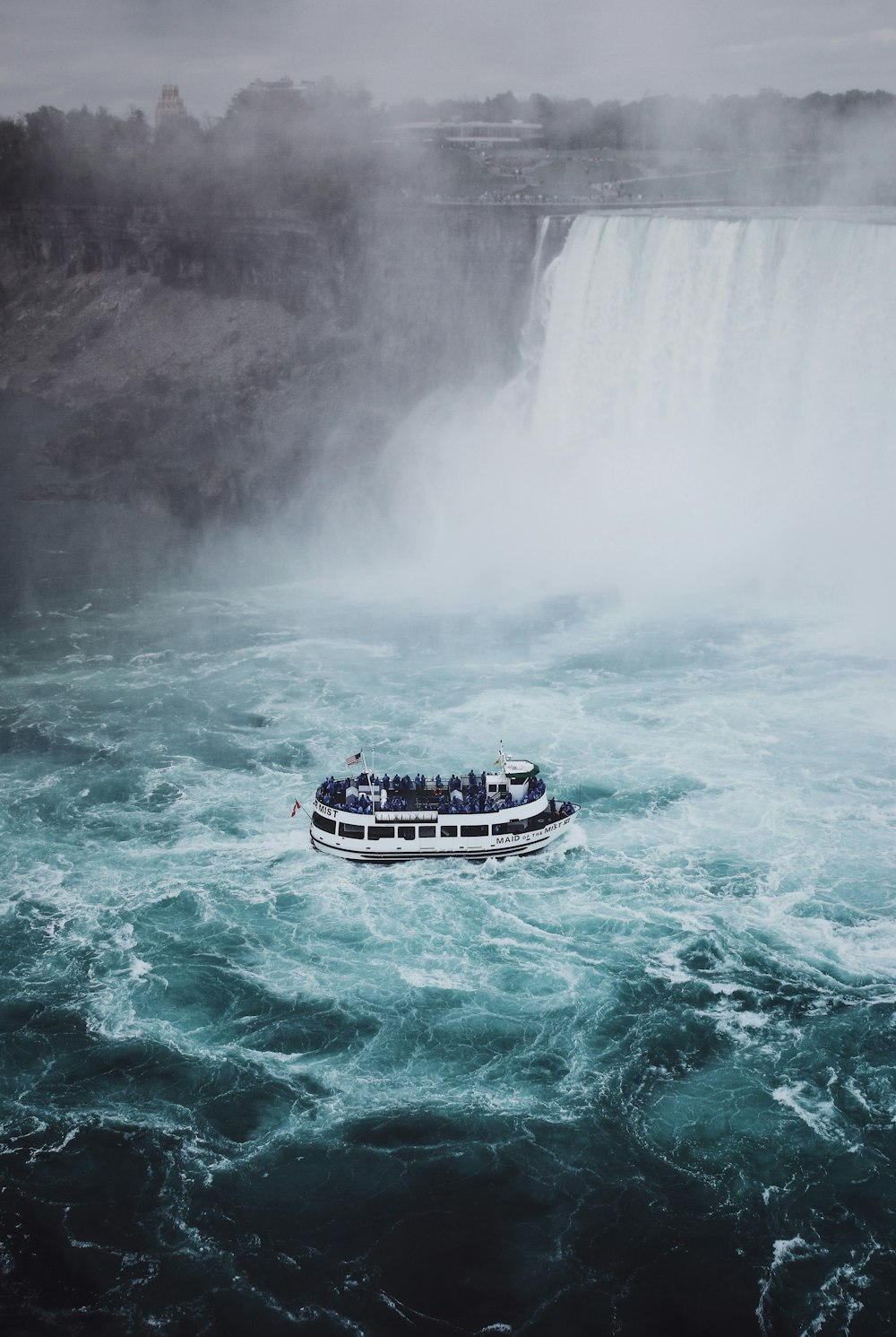 barco fluvial en las cataratas del Niágara