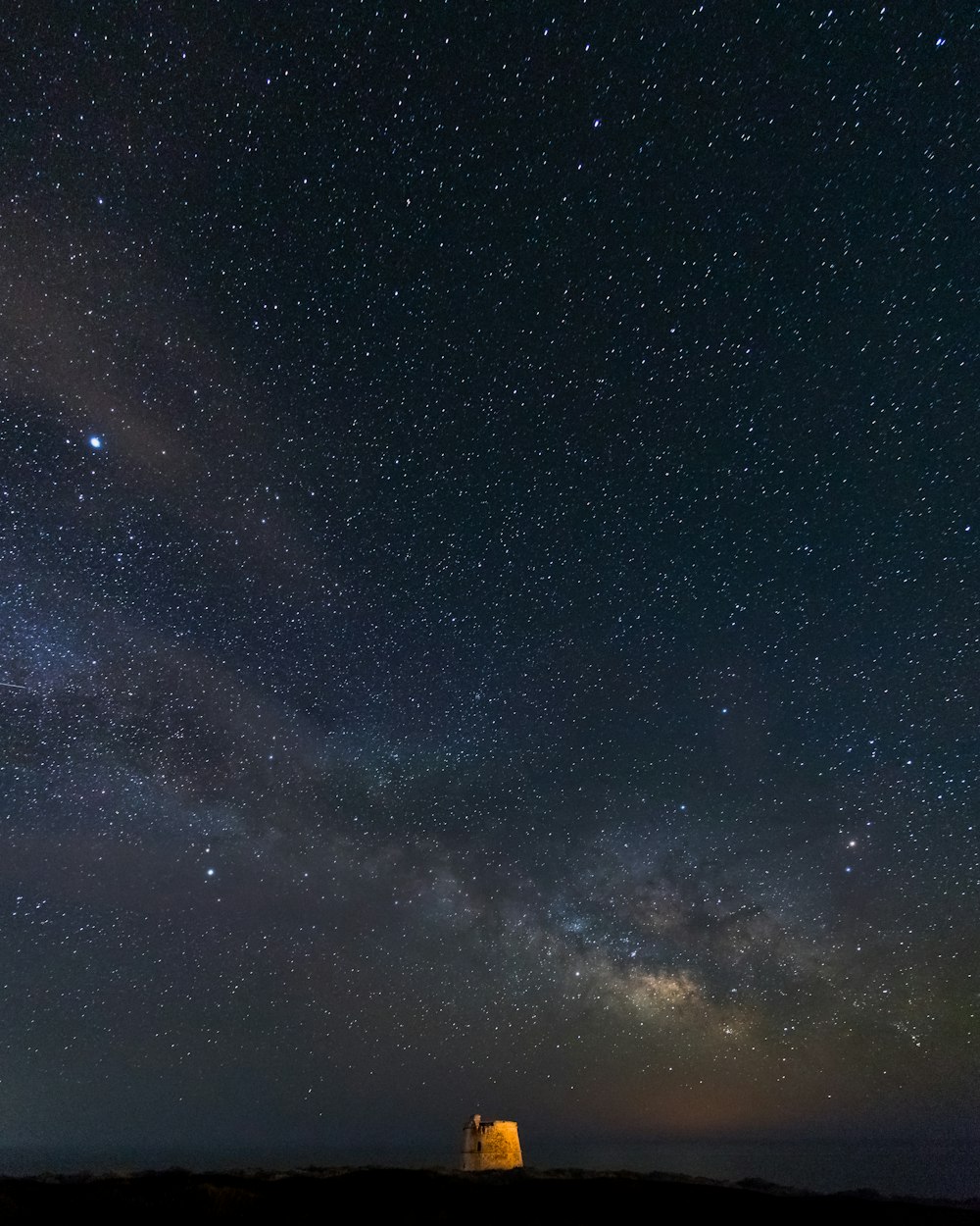 夜間の星空の下での建築