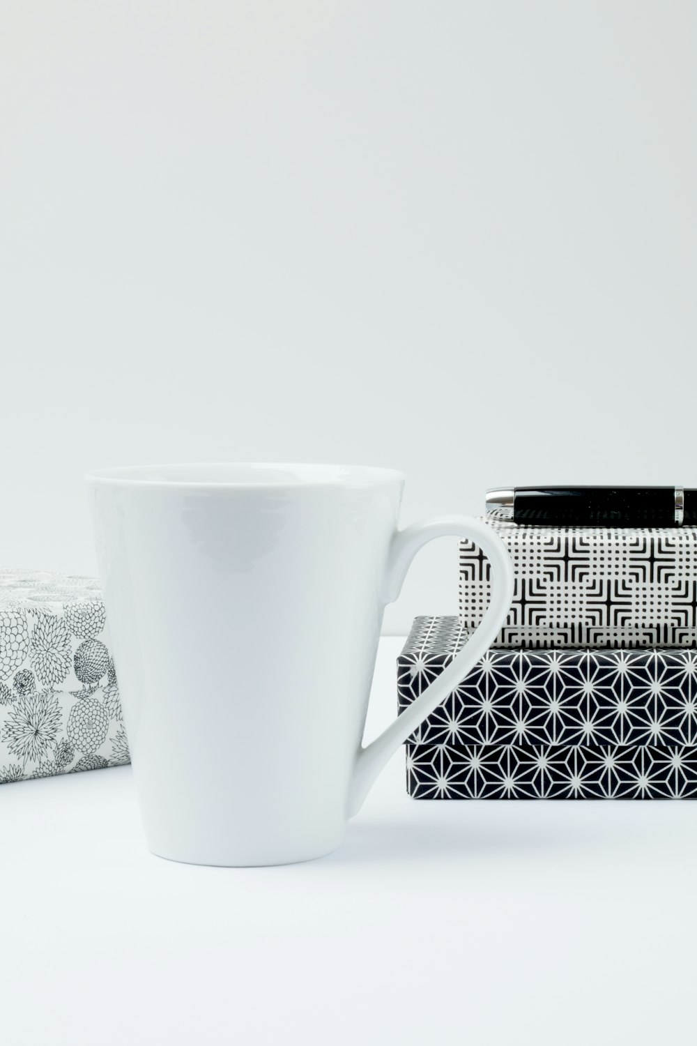 Kaffeebecher aus weißer Keramik