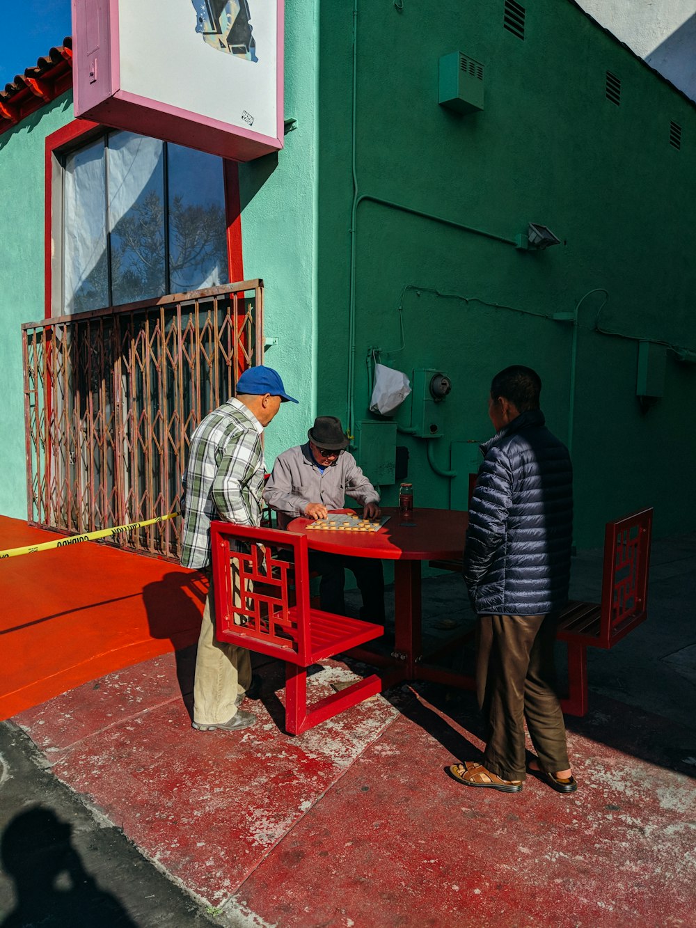 tres hombres jugando juegos de mesa al aire libre