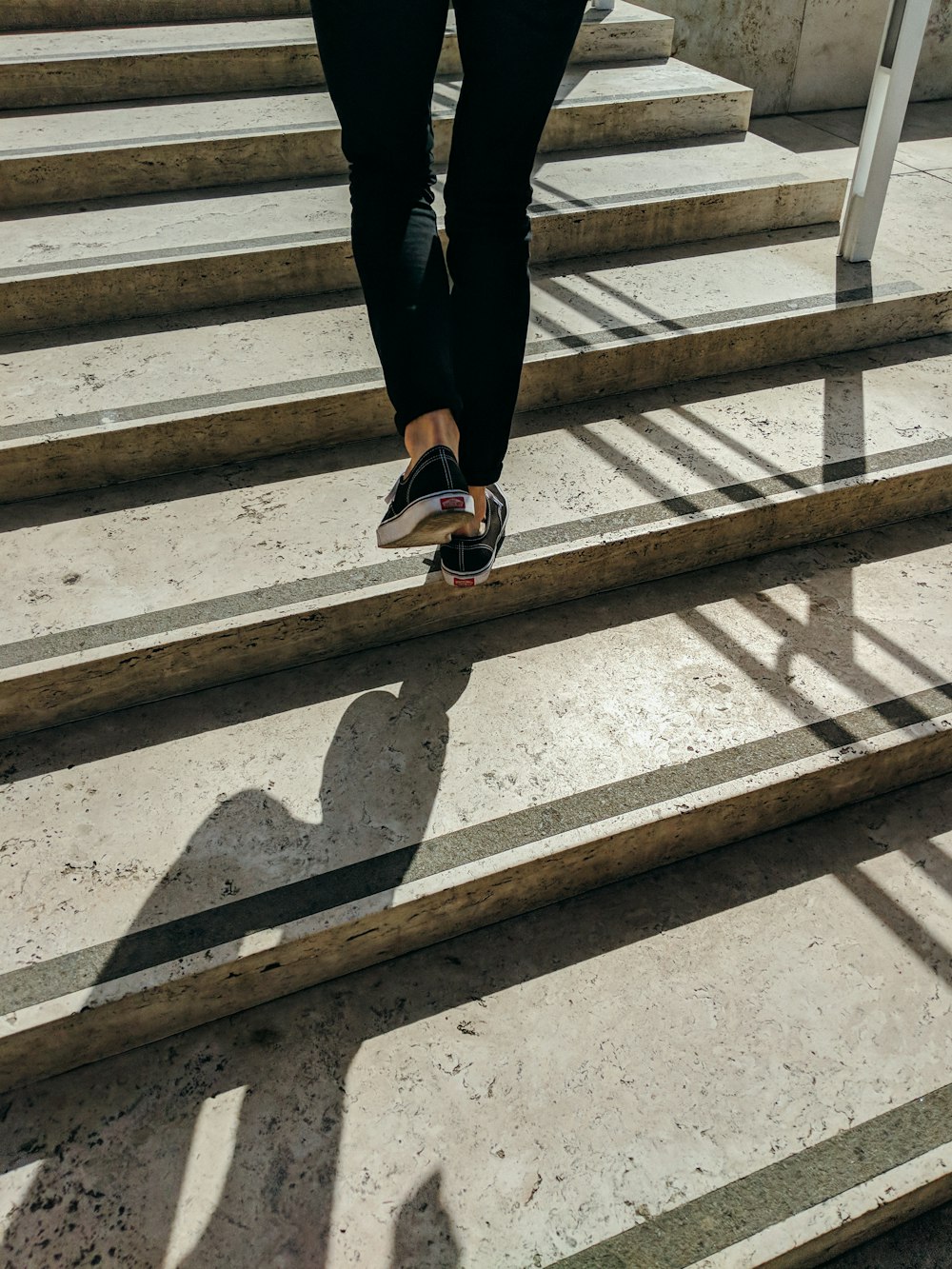 personne marchant sur un escalier en béton