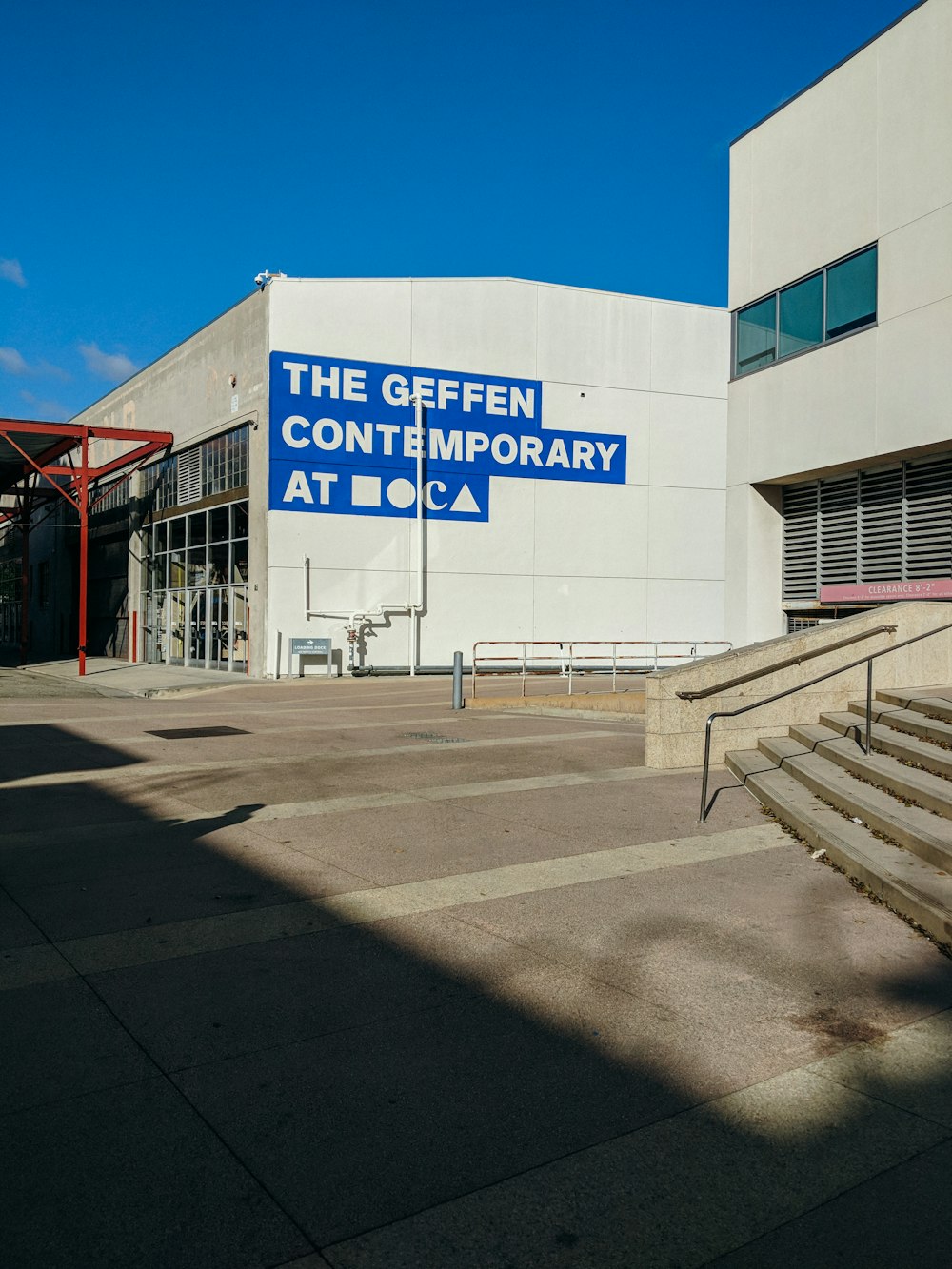 Das Geffen Contemporary-Gebäude tagsüber unter blauem Himmel