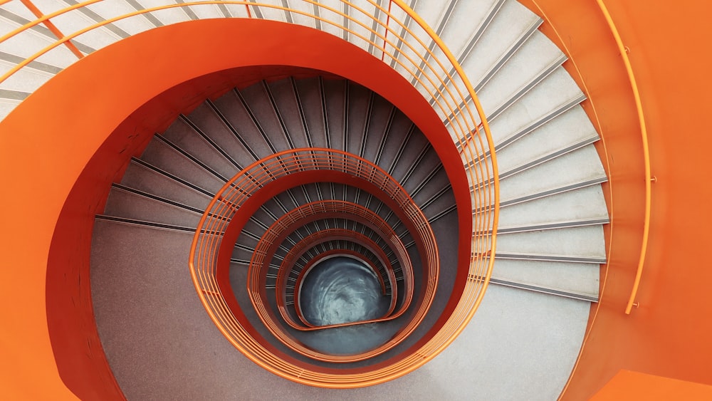 ローアングル写真の空っぽの螺旋階段