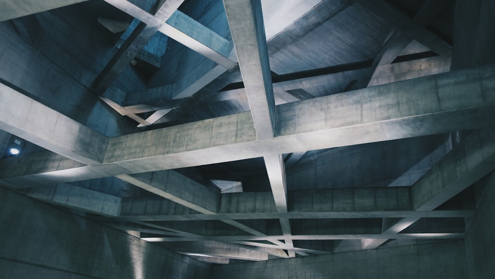 Foto del techo del edificio de madera marrón