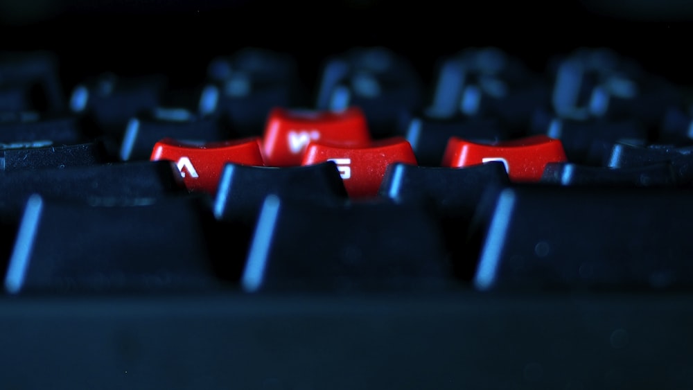 Teclado de computadora negro y rojo