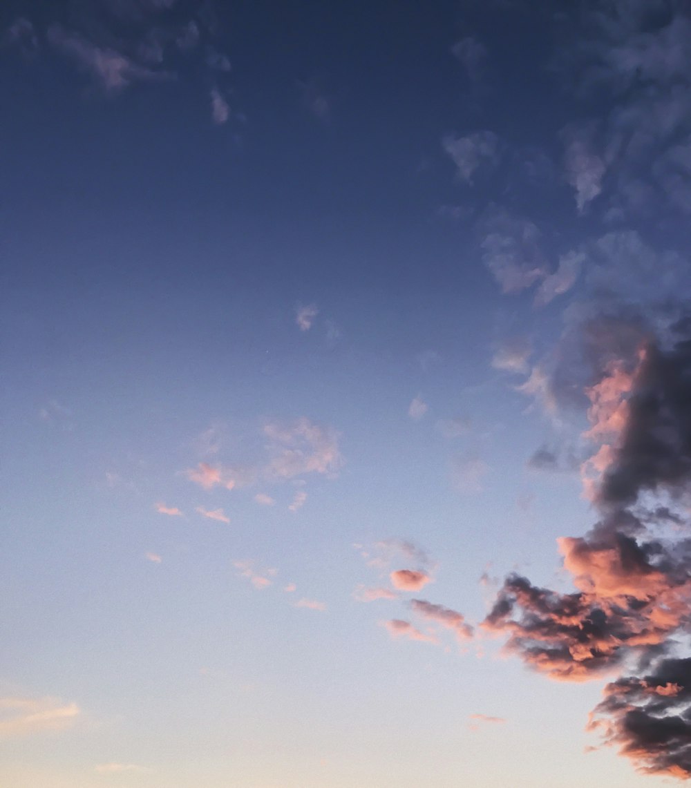 vista a occhio di verme fotografia di nuvole grigie