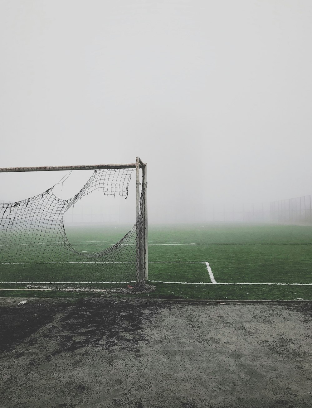 porta da calcio grigia e bianca