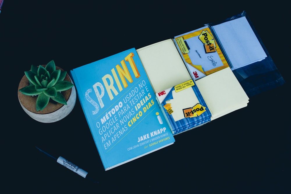 Libro sprint e pennarello nero