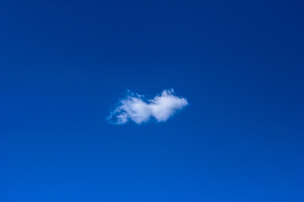 nube blanca bajo cielo despejado