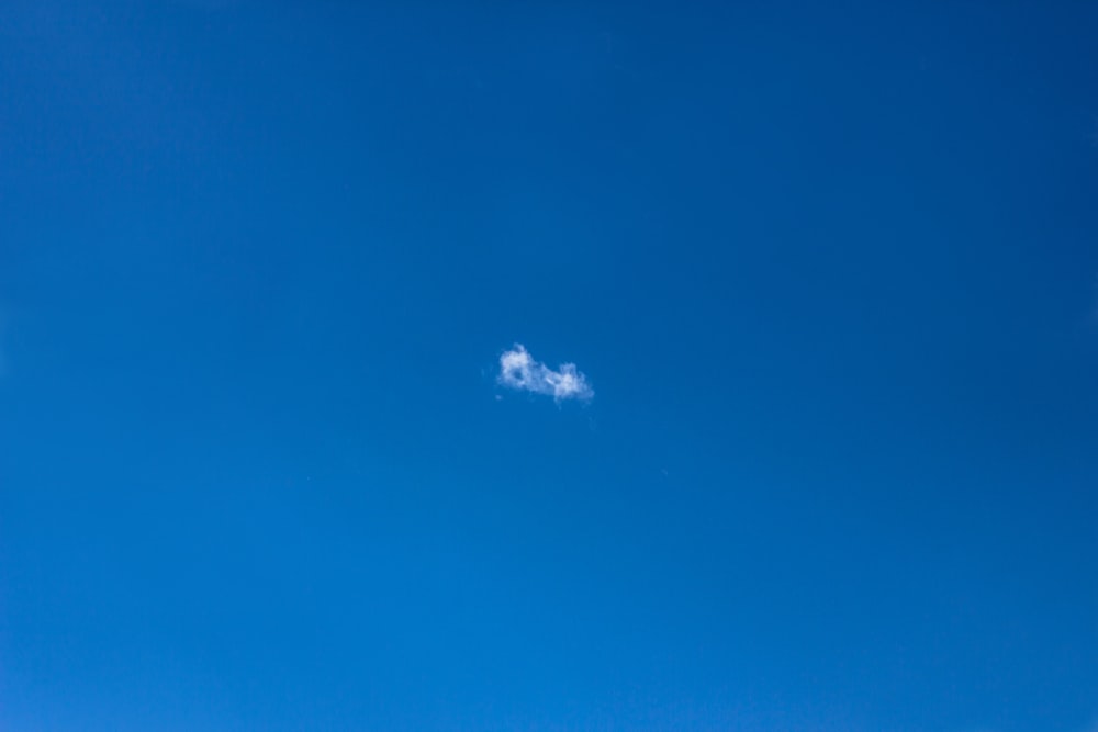 hélicoptère gris volant dans le ciel