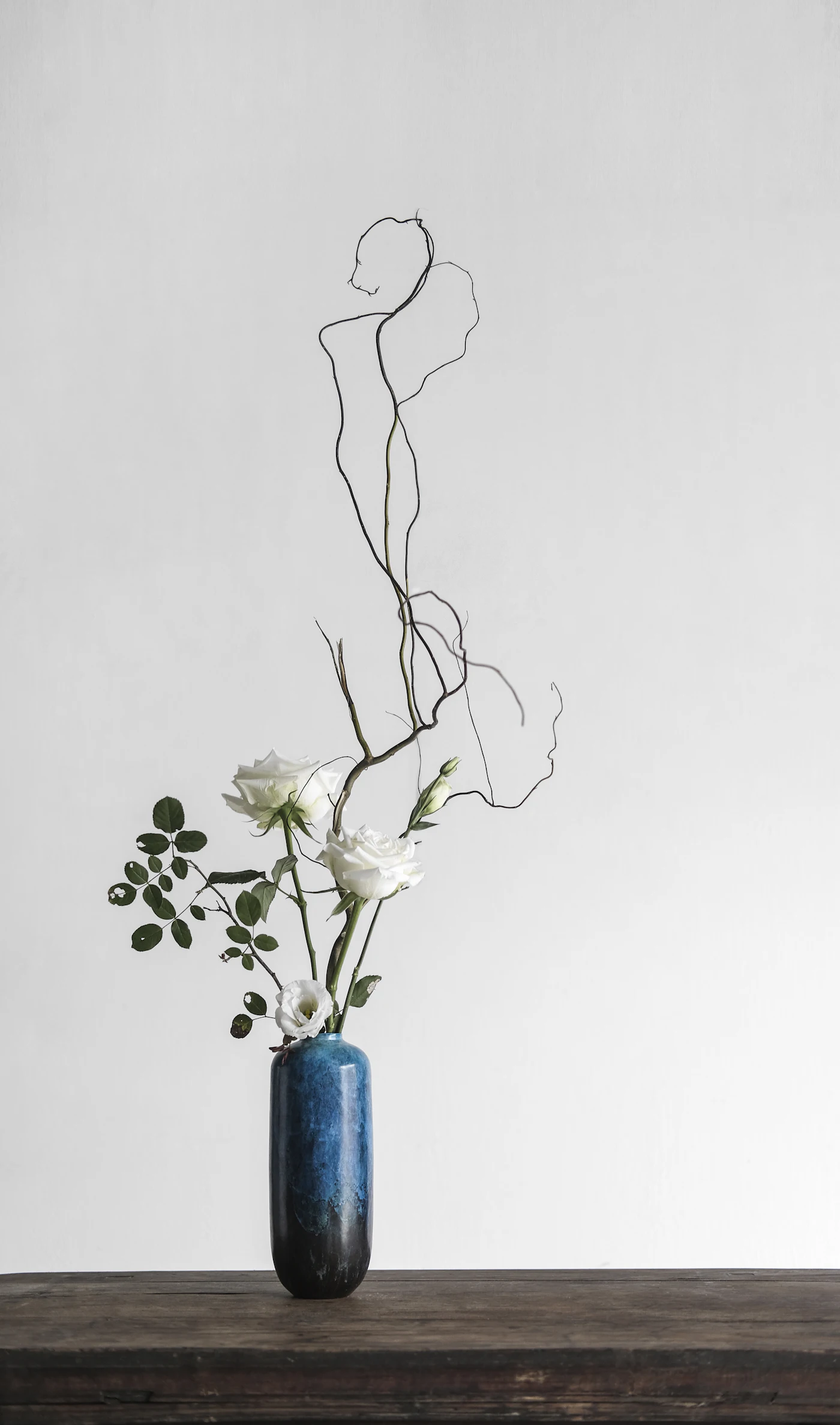 Witte bloemen in een blauwe vaas