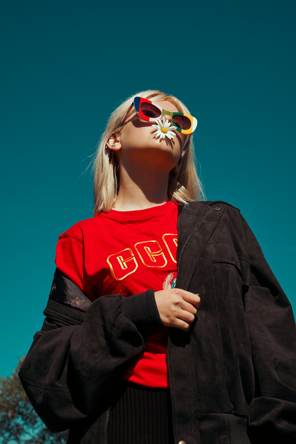 Mujer con gafas de sol de pie al aire libre durante el día