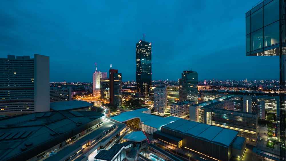 Hochhausstadt in der Nacht