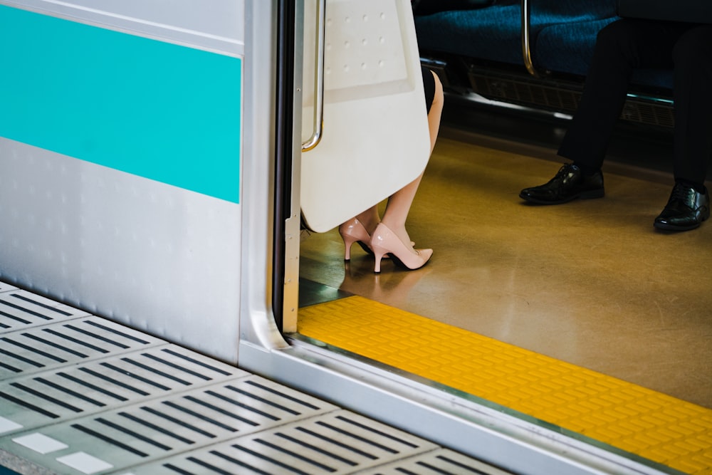 電車に座っている人