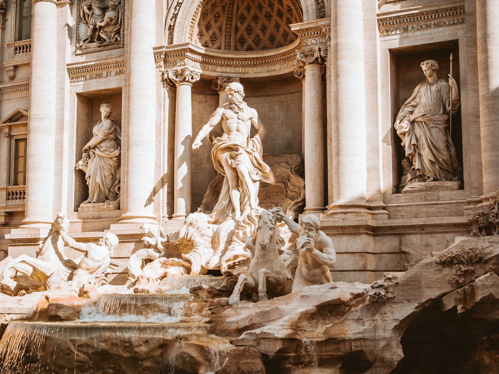 Monument de statue de personnes et de chevaux à la journée