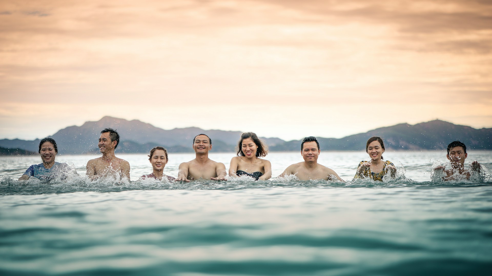 Swimming in Coastal Waters 在沿海地區游泳