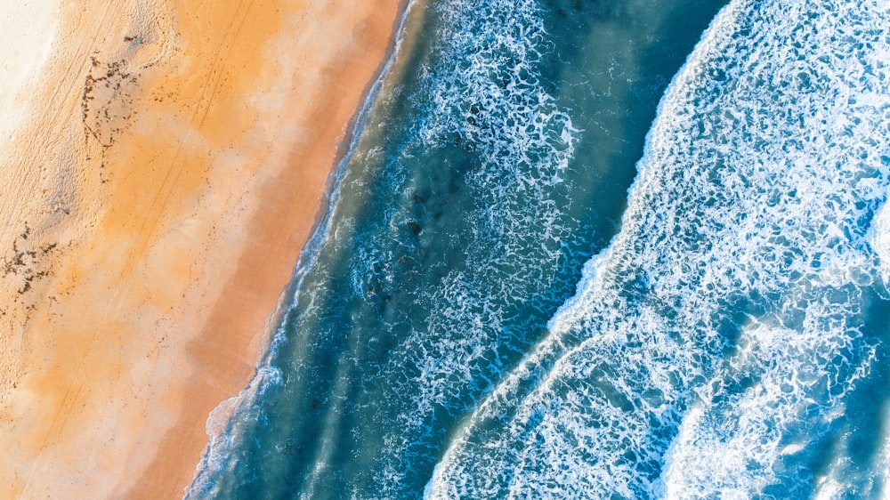 茶色の砂浜の横の海波