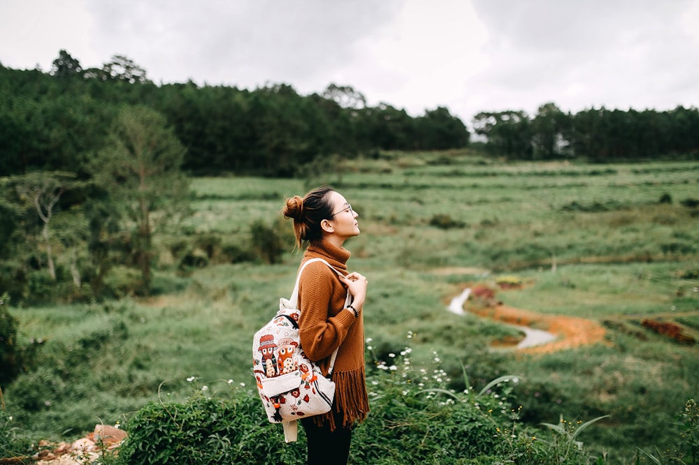 mujer de pie en medio del campo de hierba