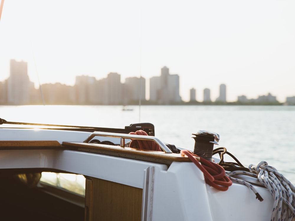 bateau à moteur blanc