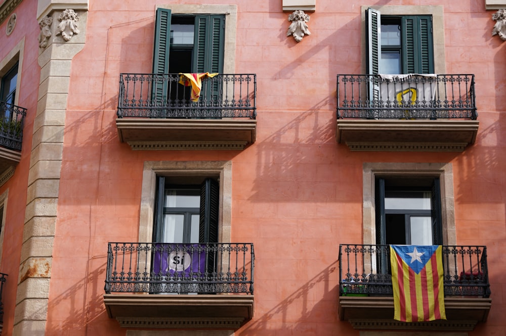 Vista de ángulo bajo del edificio pintado de naranja