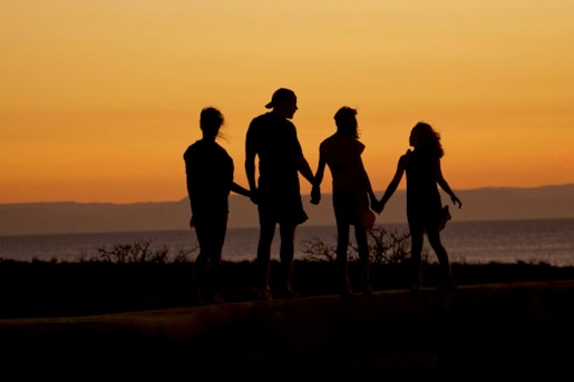 silhouette d'une famille avec coucher de soleil
