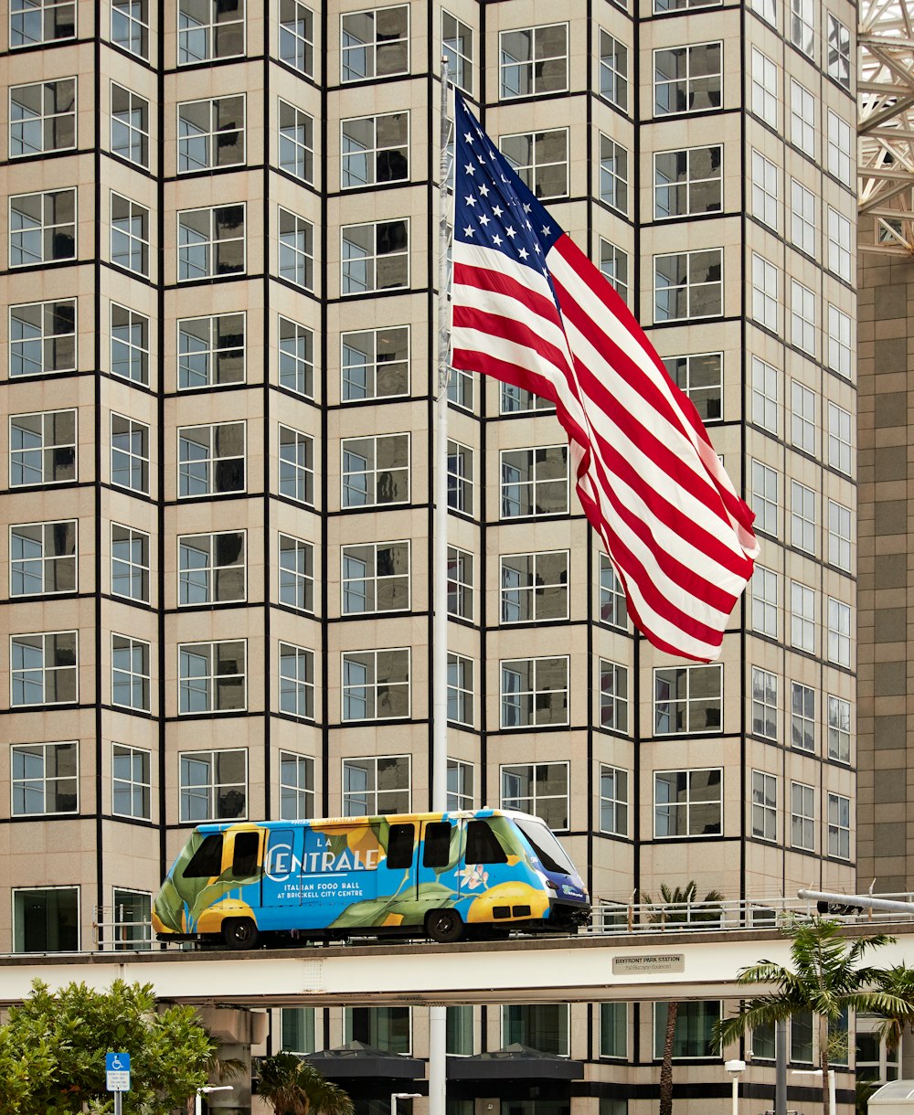 Autobus Centrale che passa sul ponte vicino alla bandiera degli Stati Uniti