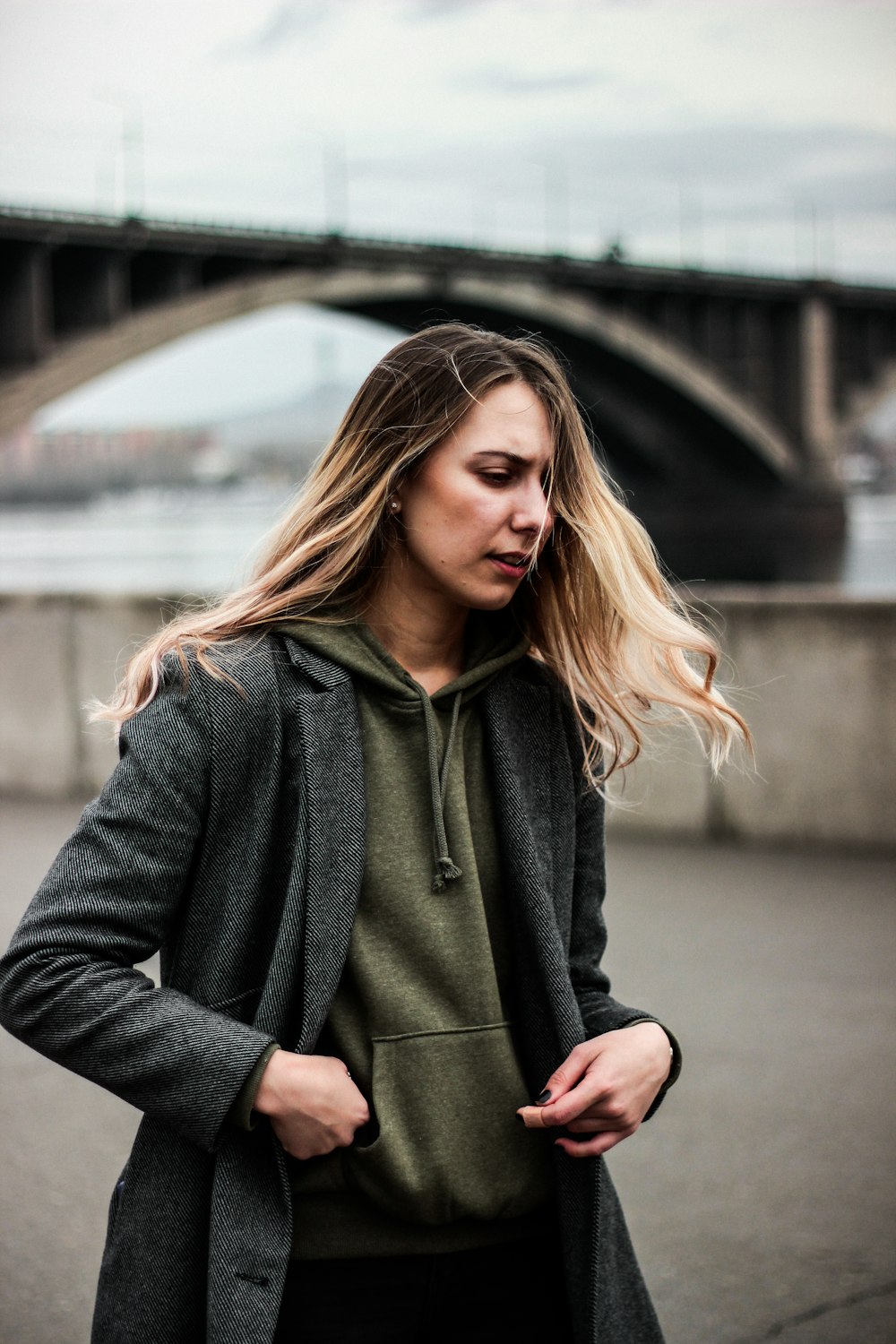 femme portant un manteau gris