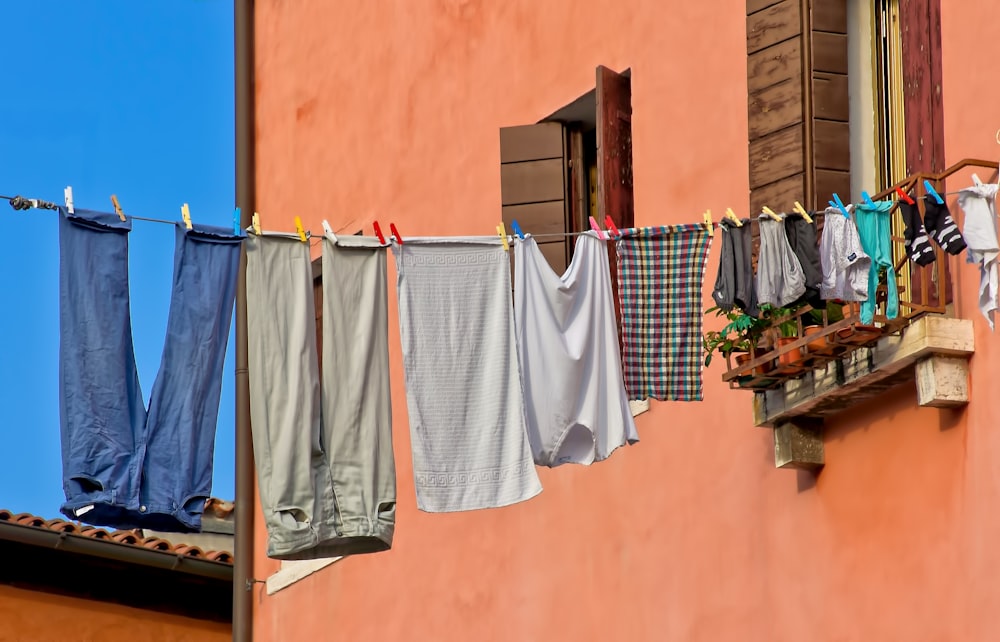 Gehängte Kleidung in verschiedenen Farben