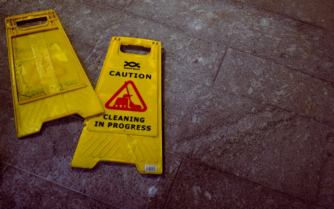 Gelbe Warnschilder die auf nassen Boden hinweisen