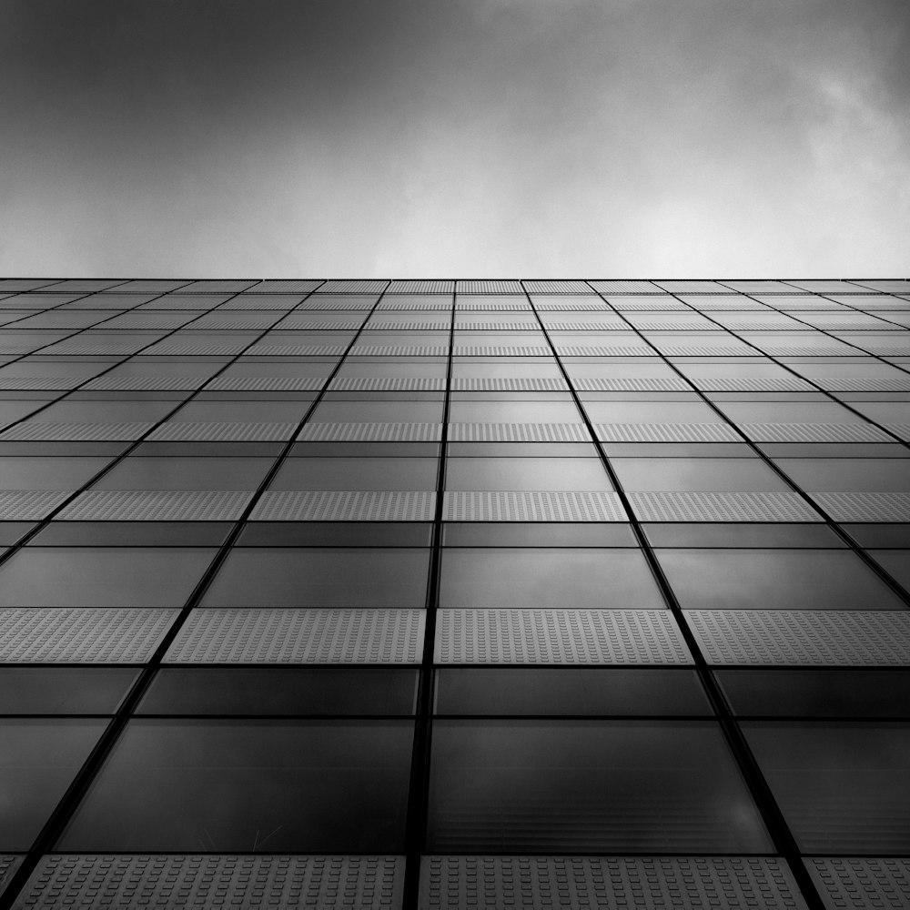 Una foto en blanco y negro de un edificio alto