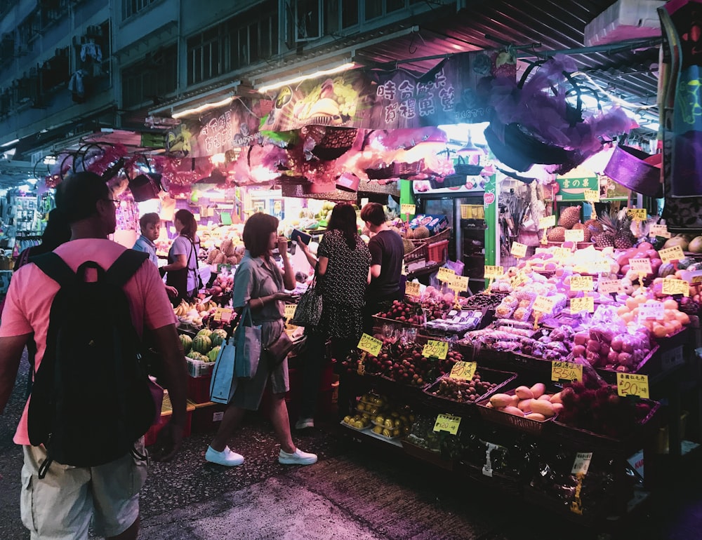 夜の市場に立つ人々