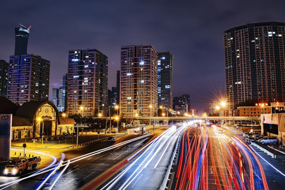 Fotografía de lapso de tiempo del vehículo durante la noche