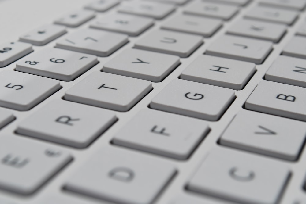 clavier d’ordinateur blanc