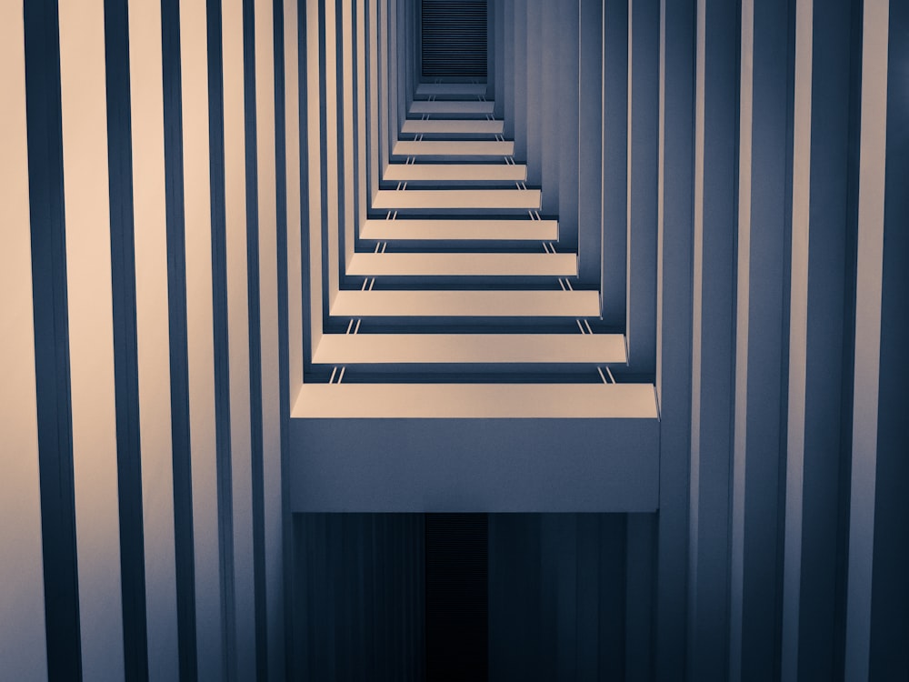 une rangée d’escaliers dans une pièce aux murs blancs