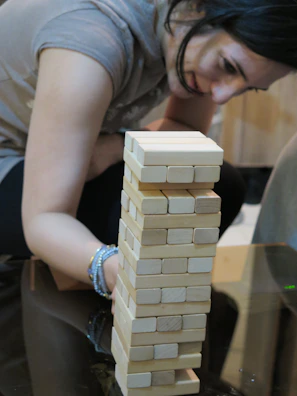 A tense player making a critical decision during a live Todo o Nada challenge.