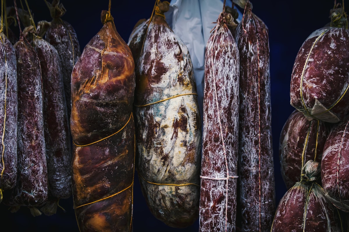 Hängendes rohes Fleisch in einer Verarbeitungsanlage