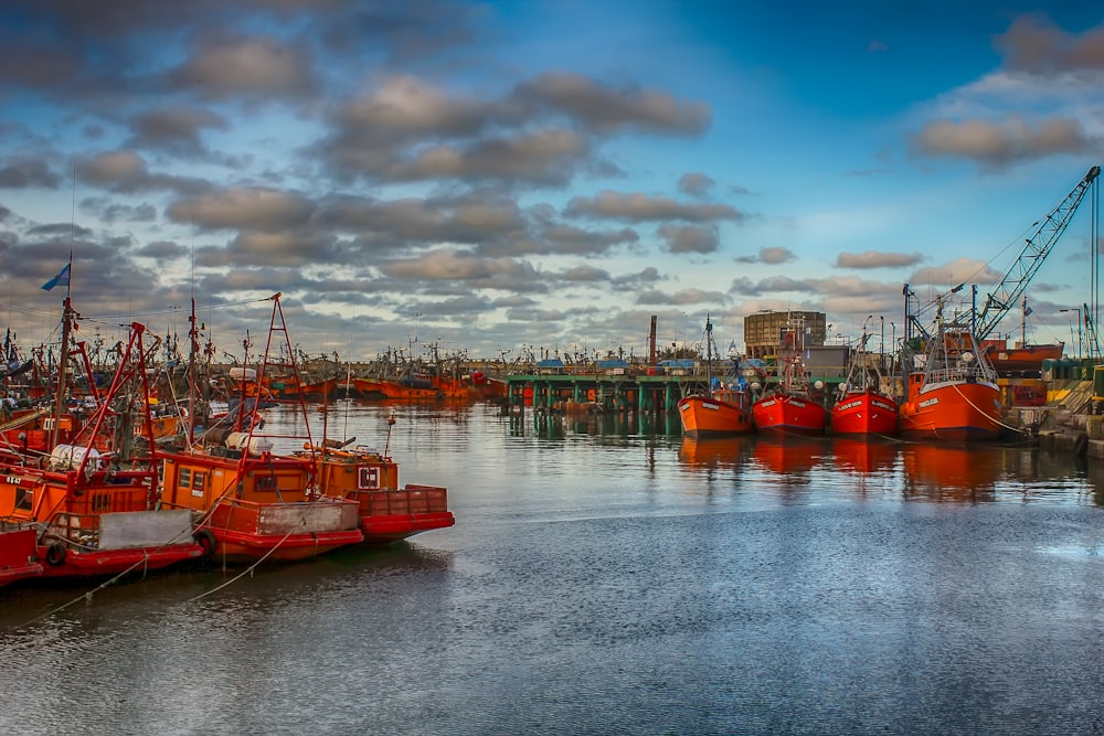 Bateau rouge sur plan d’eau