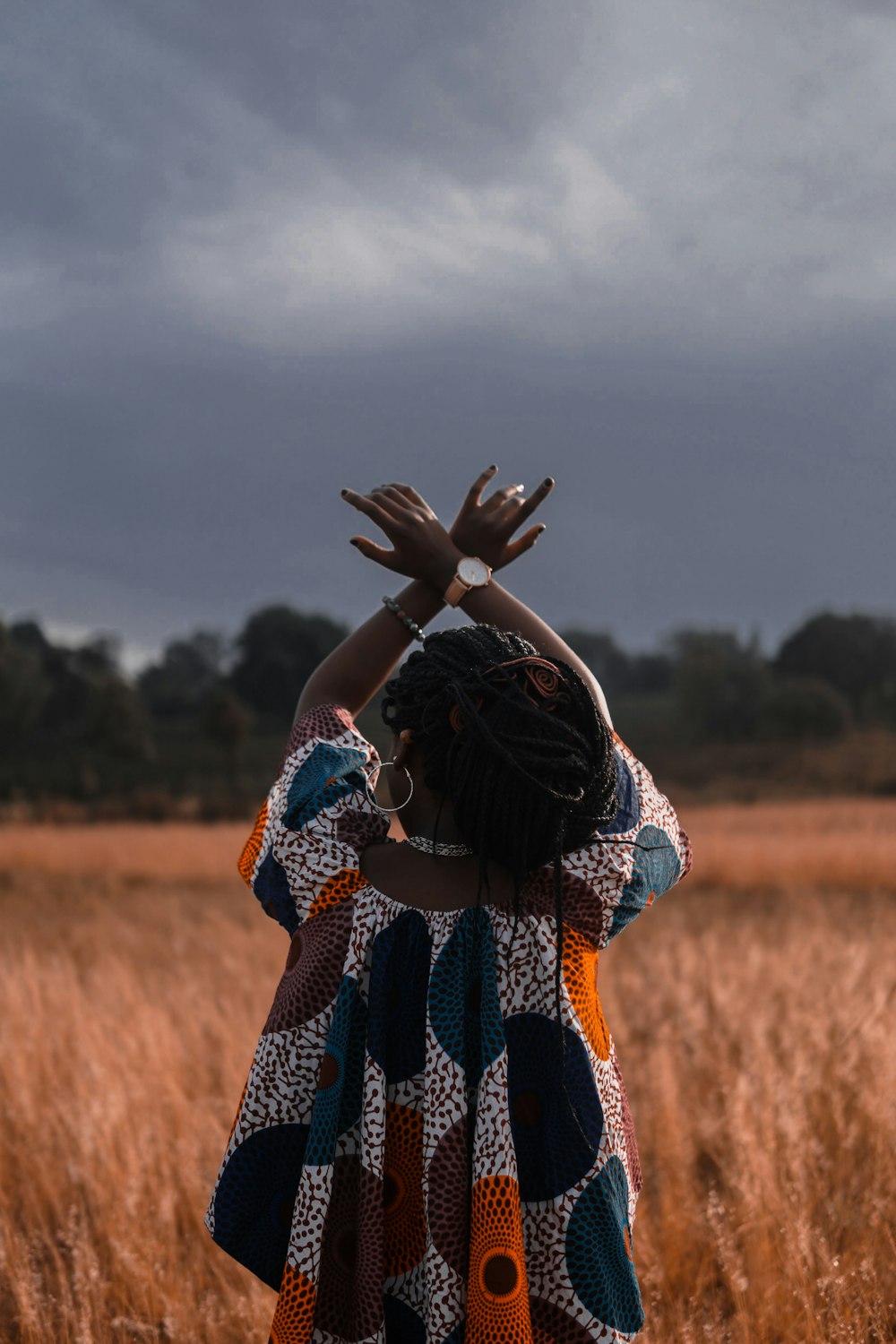 Mujer de pie en medio del campo de trigo